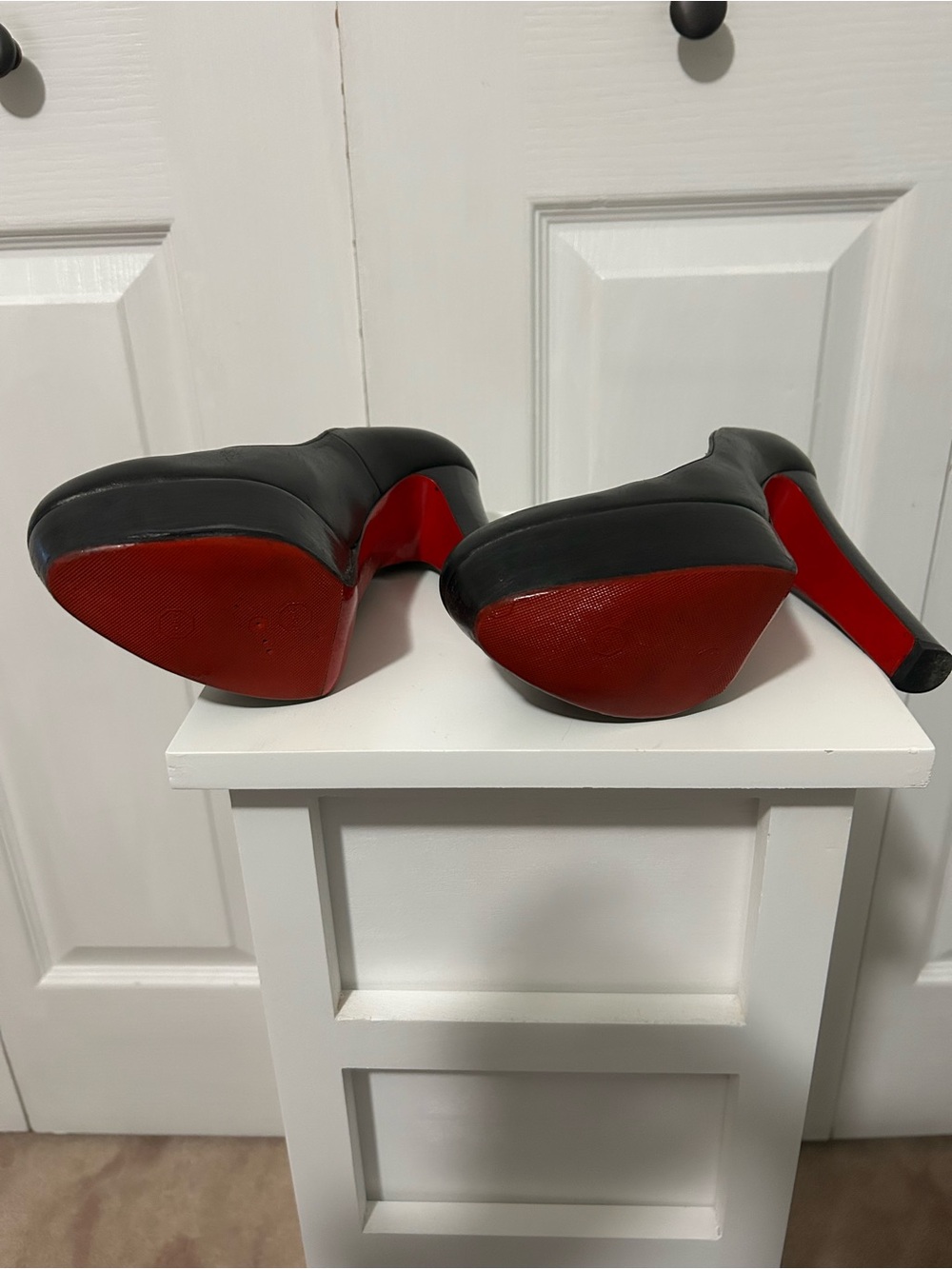 Christian Louboutin Black Leather Pumps with Signature Red Sole - Picture 4 of 4